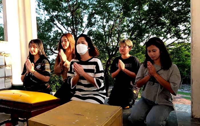 สาวส่าไหว้พระ